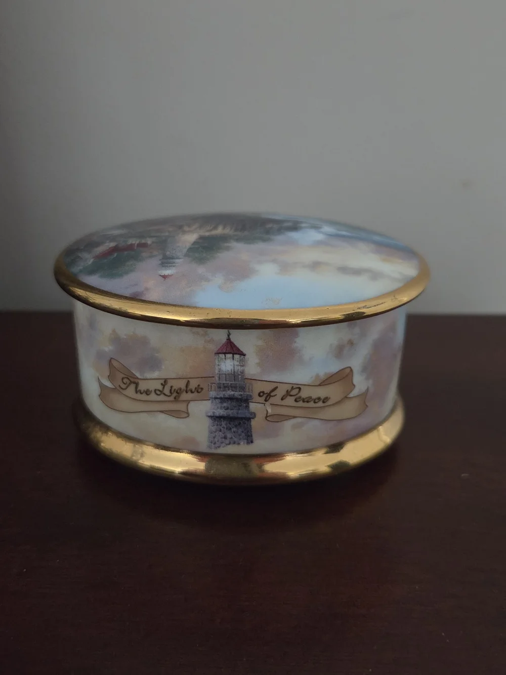 Thimas Kincade The Lights of Peace Decorative Gold-Trim Lighthouse Music Box